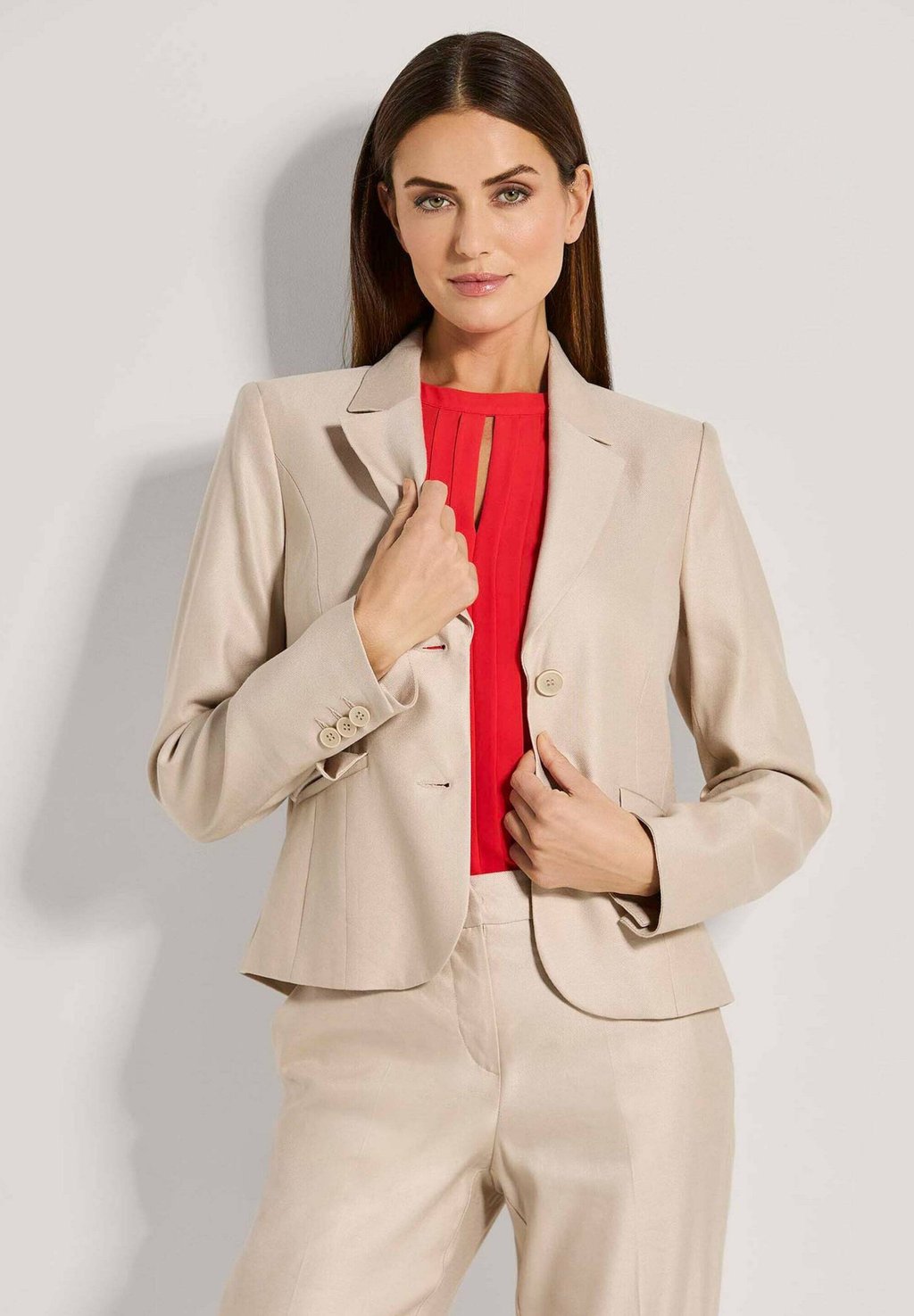 Блейзер IN MODISCHER KURZFORM MADELEINE, бежевый
Блейзер IN MODISCHER KURZFORM MADELEINE, бежевый