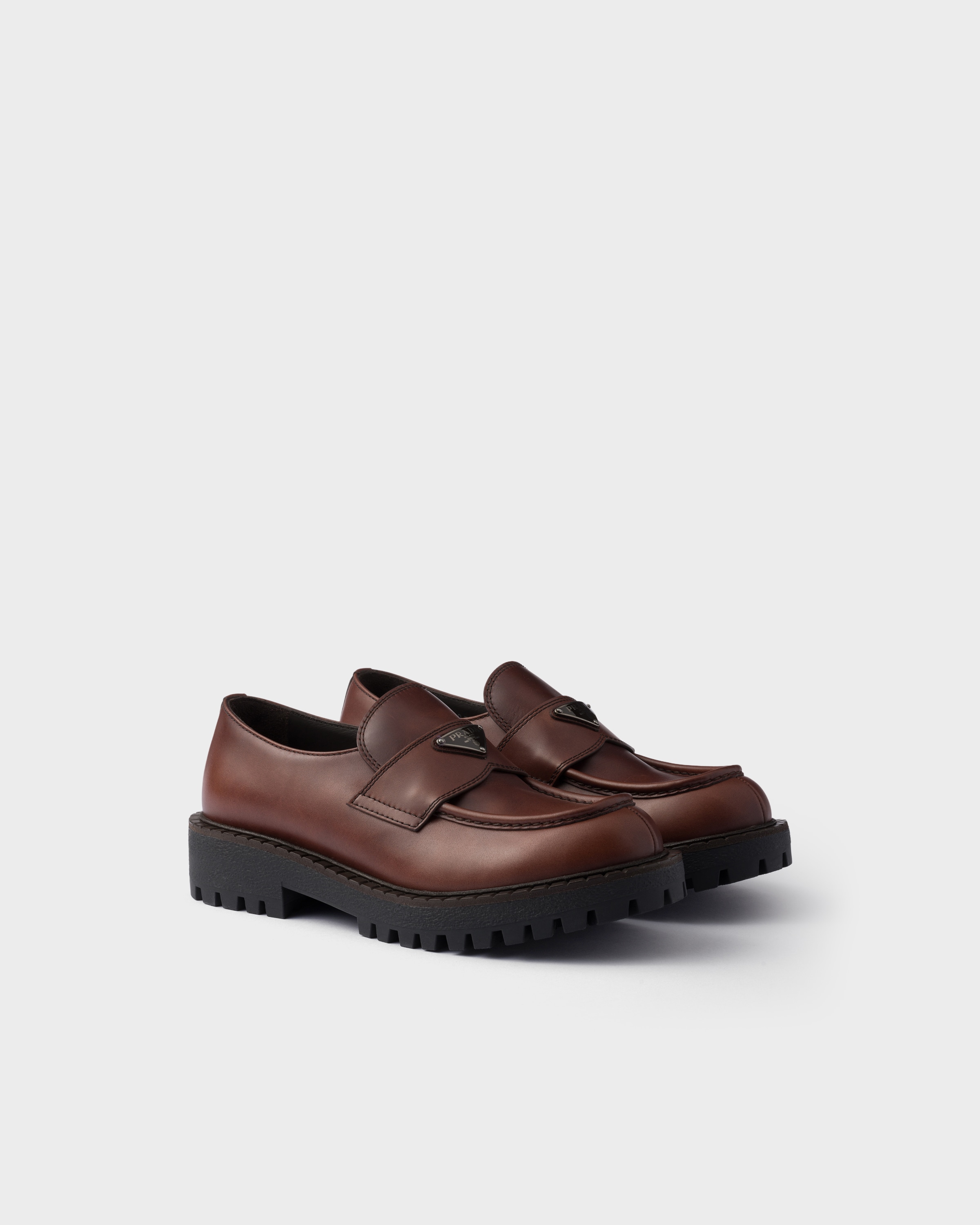 Лоферы из полированной кожи Prada, эбеновый
Лоферы из полированной кожи Prada, эбеновый