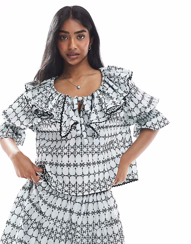 Топ с воротником-оборкой и синей вышивкой Asos Design
Топ с воротником-оборкой и синей вышивкой Asos Design
