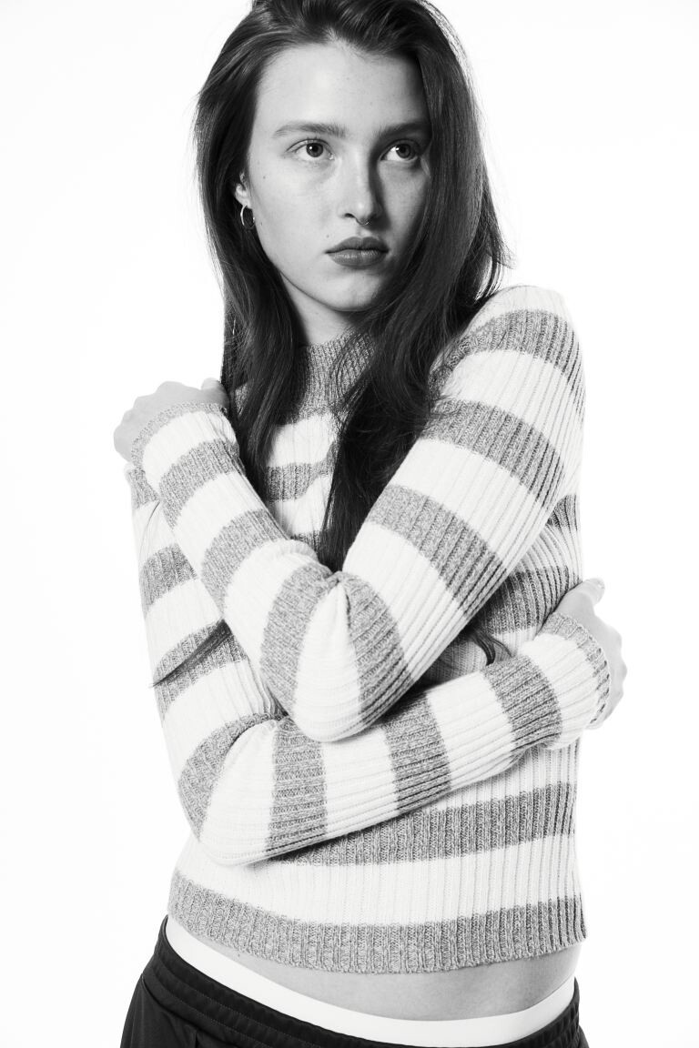 Вязаный свитер в рубчик H&M
Вязаный свитер в рубчик H&M