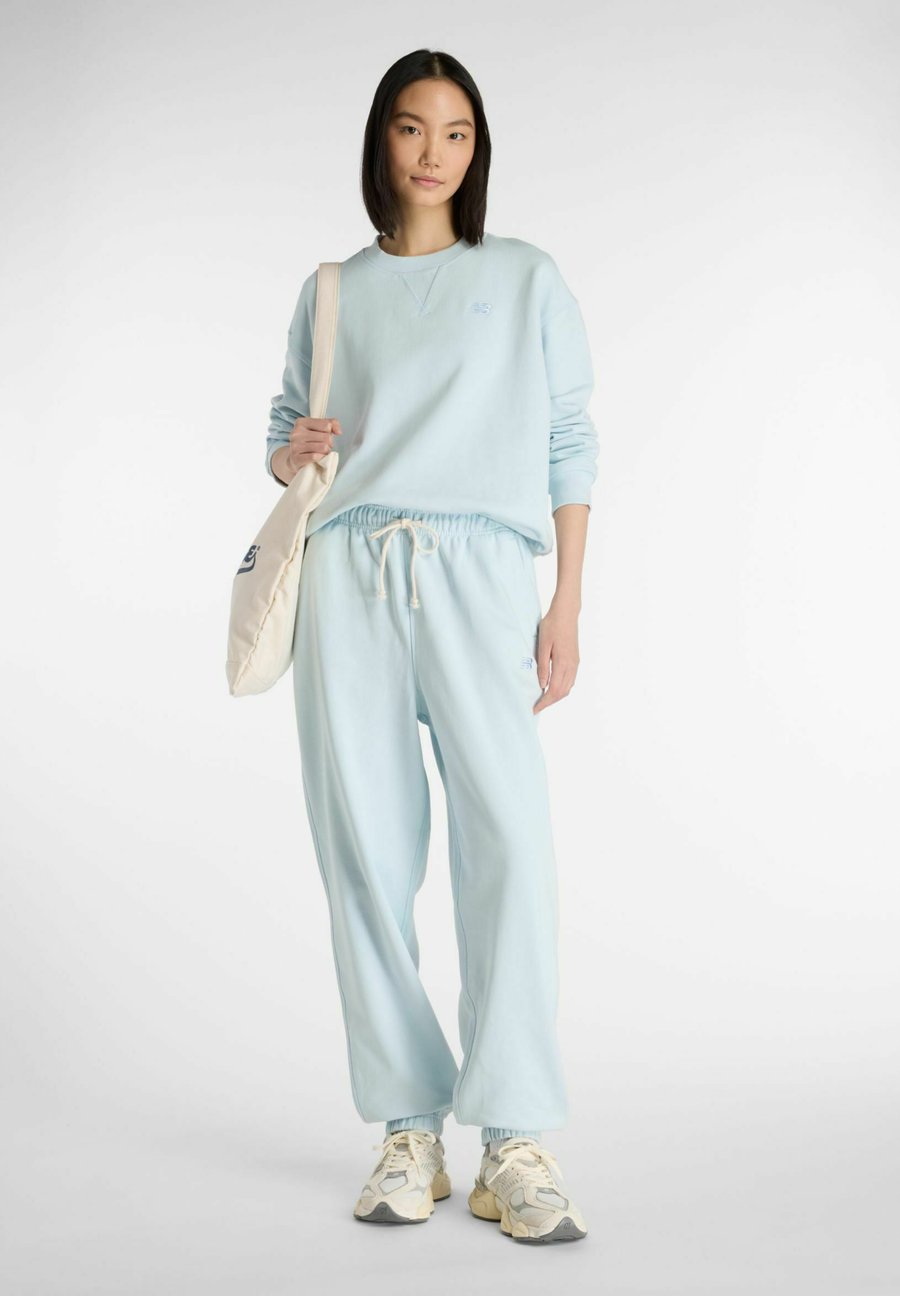 Толстовка New Balance Sweatshirt, Frosted Glass/Blue
Толстовка New Balance Sweatshirt, Frosted Glass/Blue
