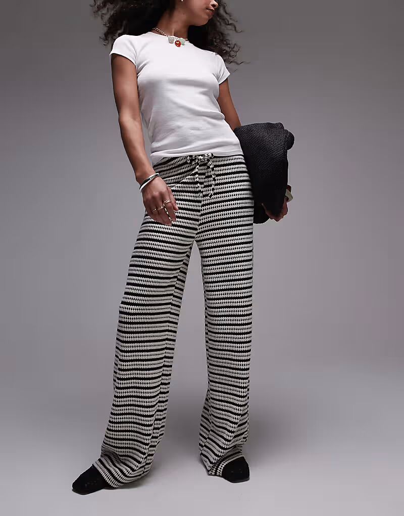 Широкие брюки Topshop с фактурной полоской в монохромном исполнении
Широкие брюки Topshop с фактурной полоской в монохромном исполнении