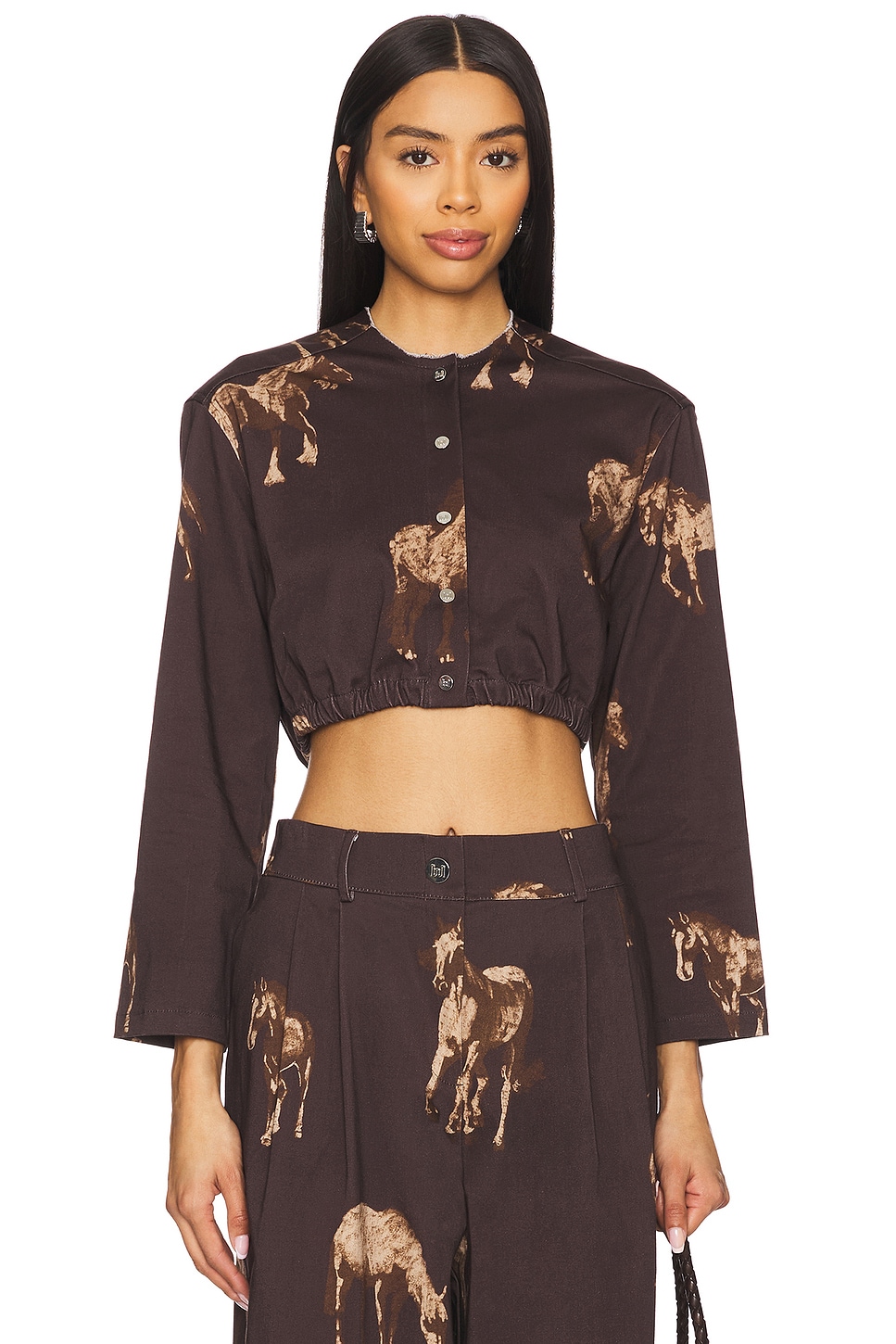 Обрезанный топ Milkwhite, brown horses
Обрезанный топ Milkwhite, brown horses