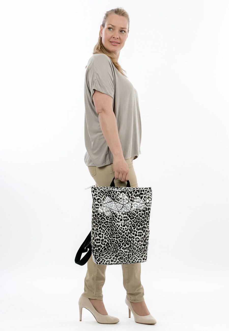 Рюкзак SURI FREY Rucksack, Black White /Black
Рюкзак SURI FREY Rucksack, Black White /Black