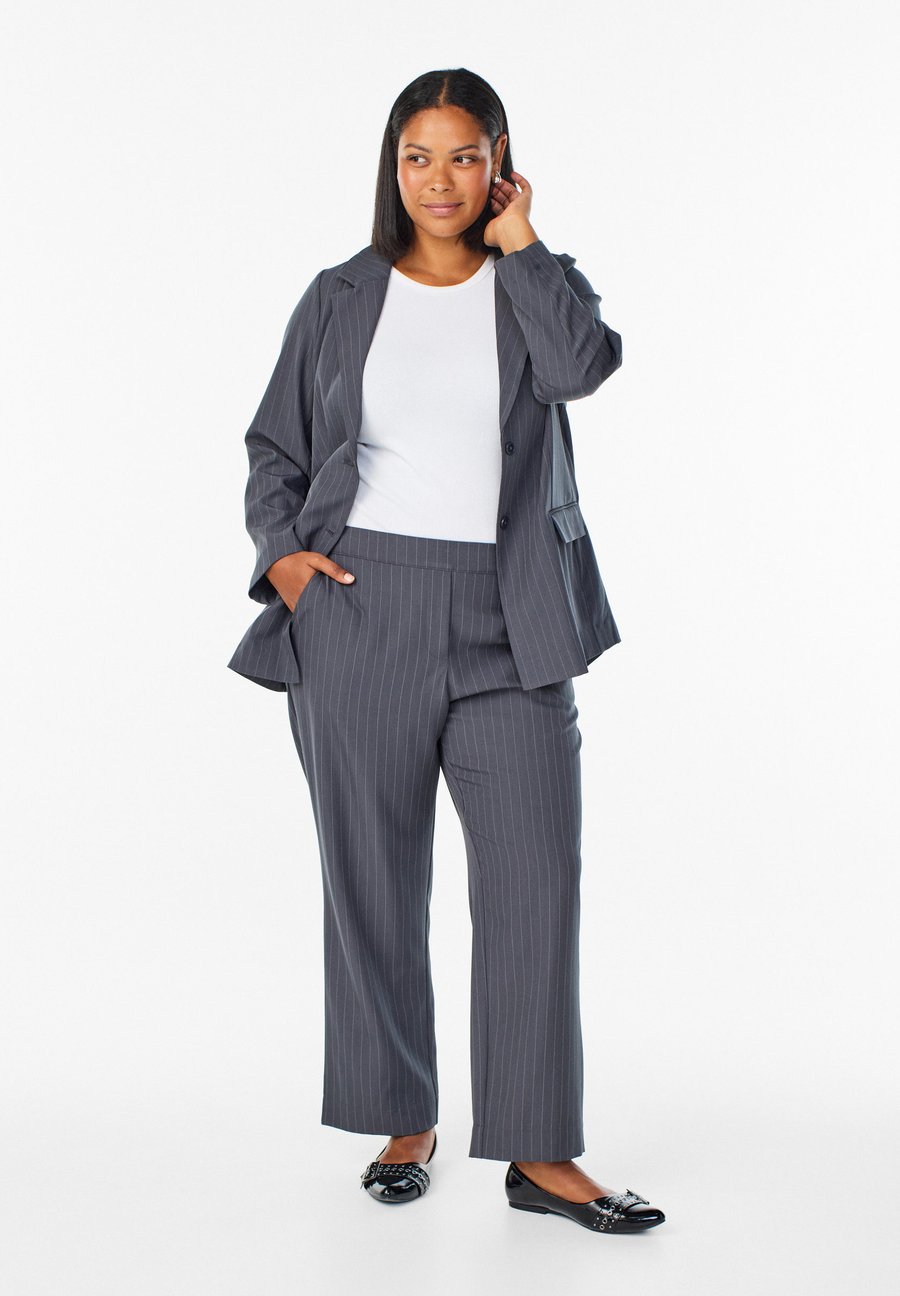 Брюки Zizzi Trousers, Dark Grey Mel Stripe/Dark Grey
Брюки Zizzi Trousers, Dark Grey Mel Stripe/Dark Grey