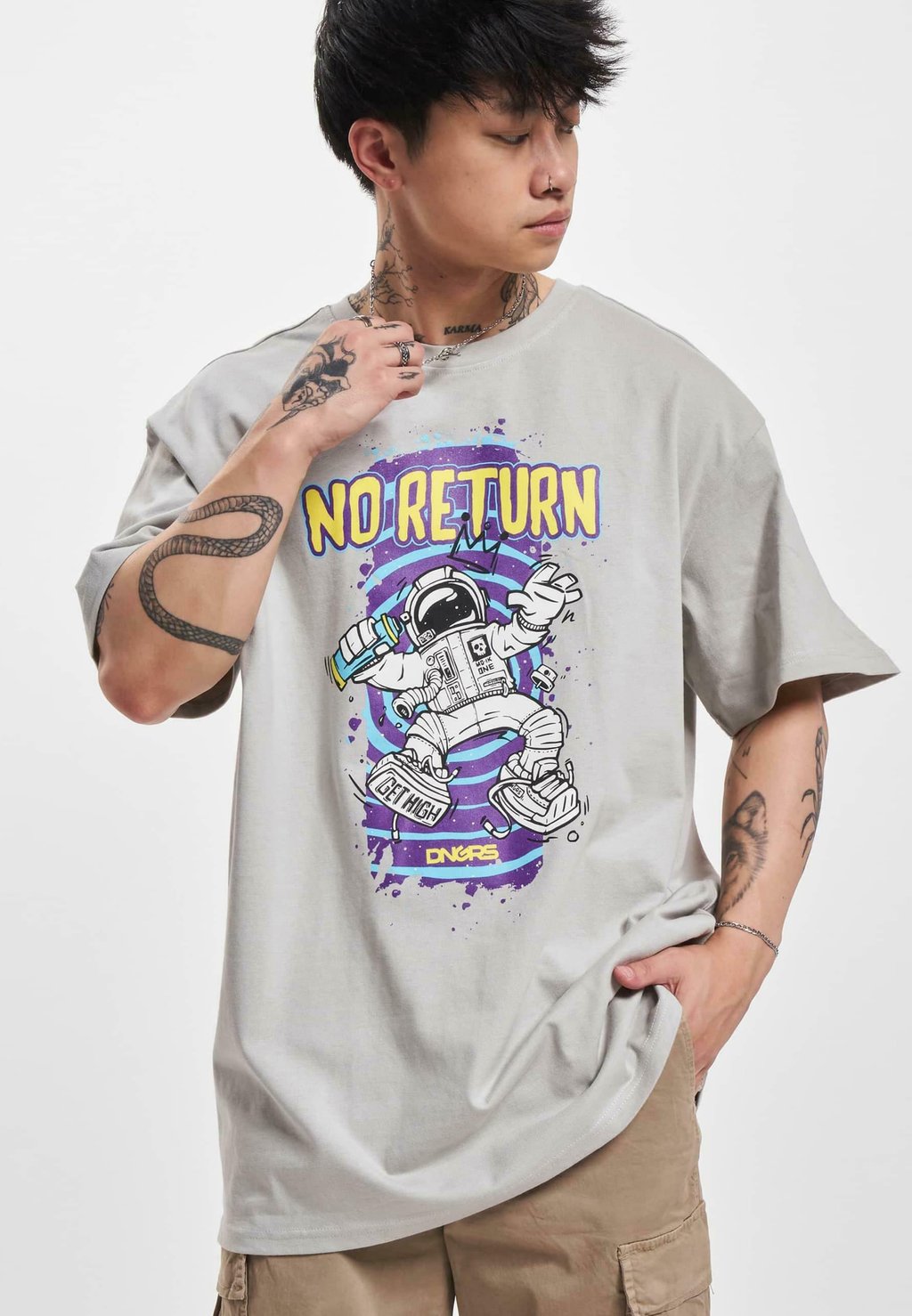 Футболка с принтом Dangerous DNGRS, светло-серый 
Футболка с принтом Dangerous DNGRS, светло-серый