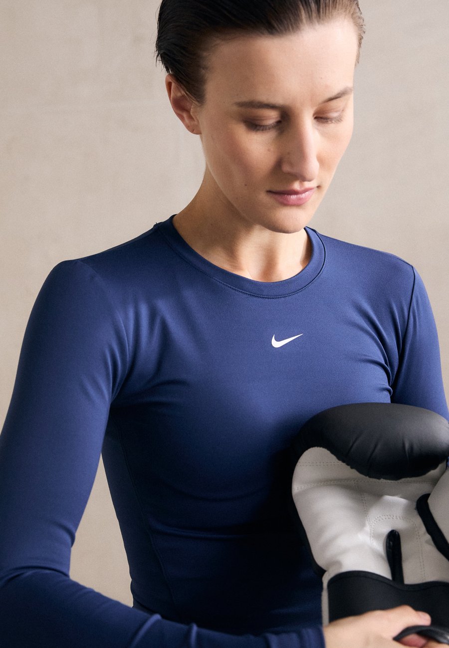 Топ Nike Performance ONE TOP, Midnight Navy/White/Dark Blue
Топ Nike Performance ONE TOP, Midnight Navy/White/Dark Blue