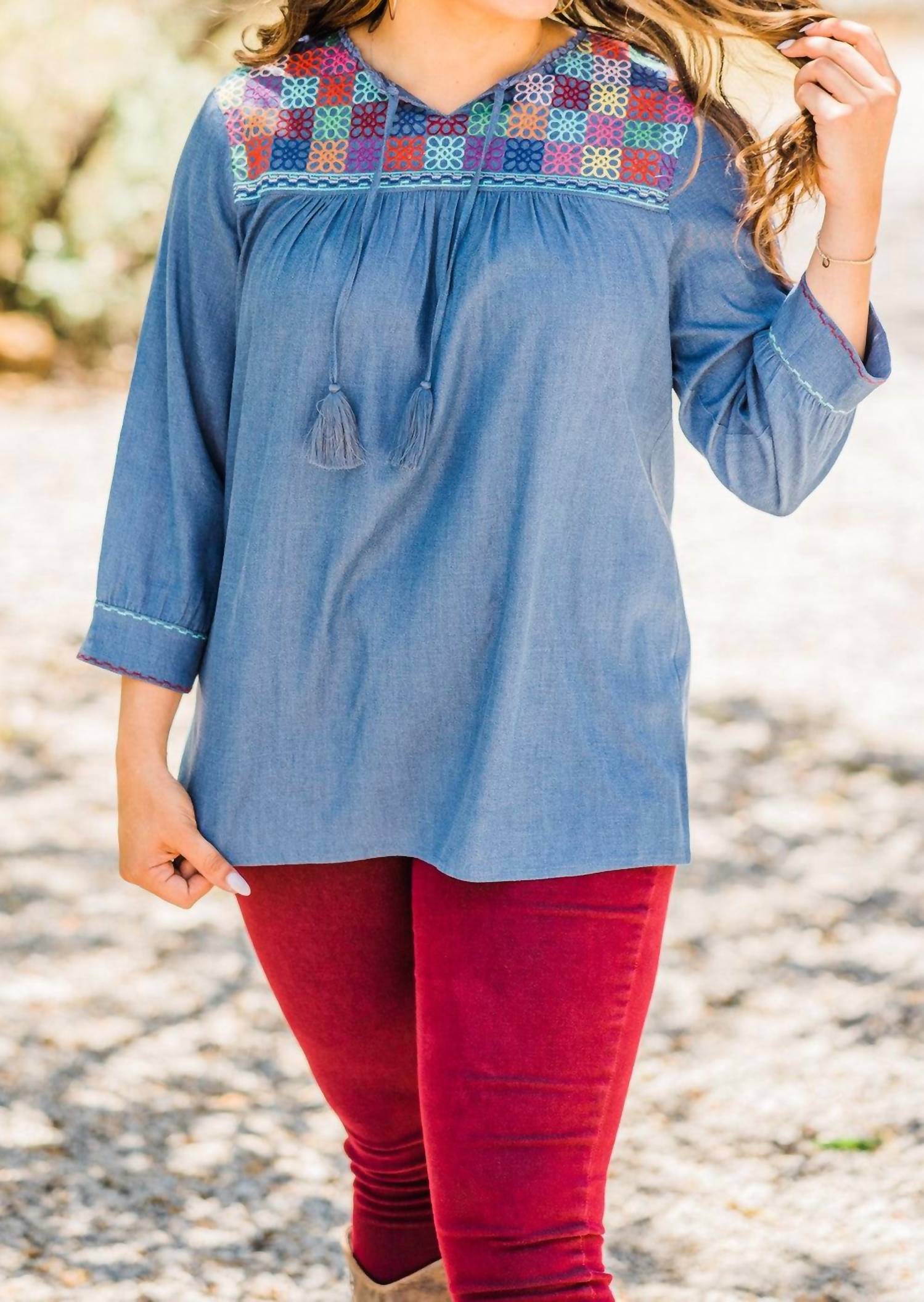 Джинсовая блуза с вышивкой в мультиколоре Layerz Clothing 
Джинсовая блуза с вышивкой в мультиколоре Layerz Clothing