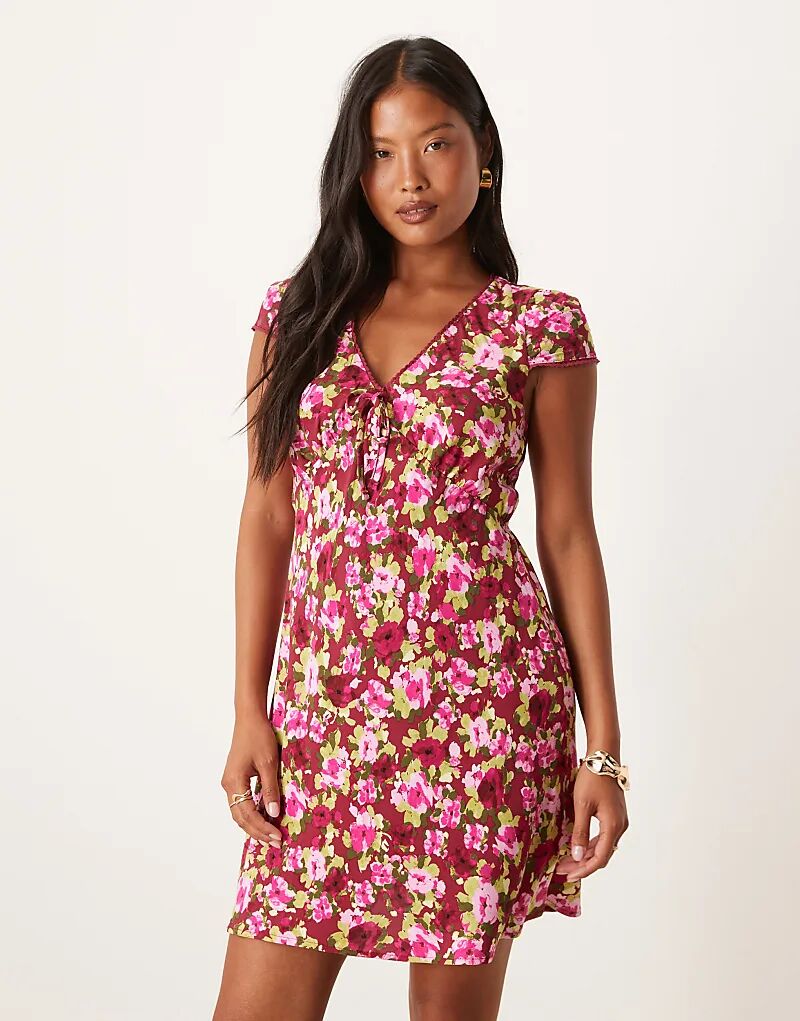 Мини-платье Nobody's Child Petite Rosa с V-образным вырезом и розовым цветочным принтом
Мини-платье Nobody's Child Petite Rosa с V-образным вырезом и розовым цветочным принтом