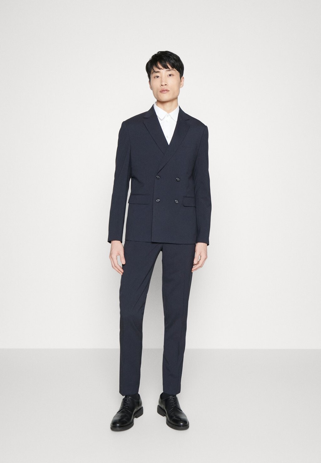 Костюм PLAIN MENS SUIT Lindbergh, цвет navy
Костюм PLAIN MENS SUIT Lindbergh, цвет navy