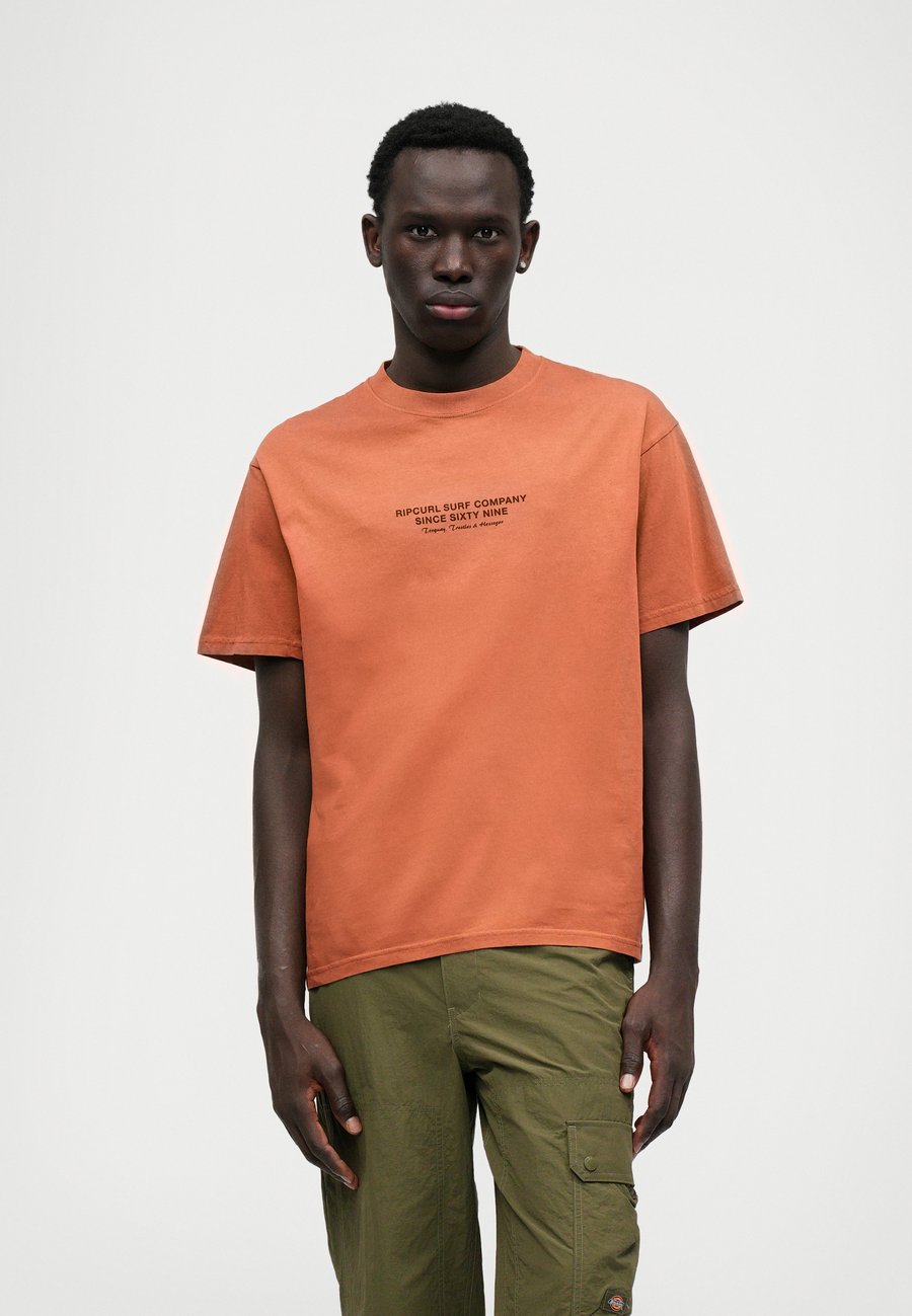 Футболка Rip Curl CALI MEDALLION TEE UNISEX, Red Rock/Orange, Красный, Футболка Rip Curl CALI MEDALLION TEE UNISEX, Red Rock/Orange
Футболка Rip Curl CALI MEDALLION TEE UNISEX, Red Rock/Orange, Красный, Футболка Rip Curl CALI MEDALLION TEE UNISEX, Red Rock/Orange