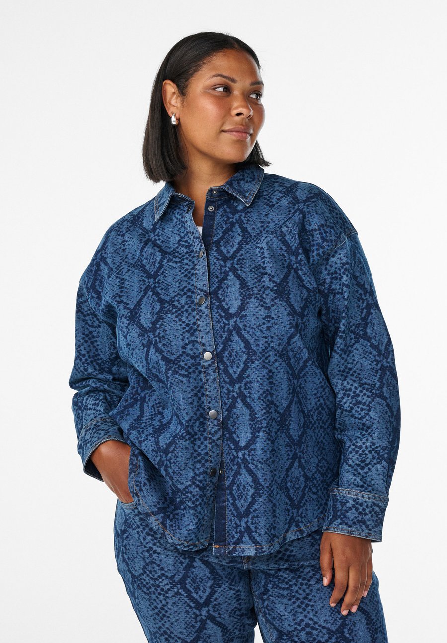 Блуза Zizzi LOCKERES MIT SCHLANGENPRINT, Denim Snake Aop/Blue Denim
Блуза Zizzi LOCKERES MIT SCHLANGENPRINT, Denim Snake Aop/Blue Denim