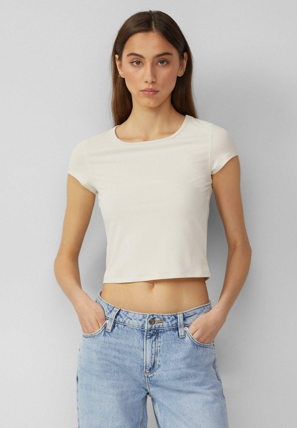 Базовая футболка VERKÜRZTES X VANESSA MAI QS, кремовый
Базовая футболка VERKÜRZTES X VANESSA MAI QS, кремовый