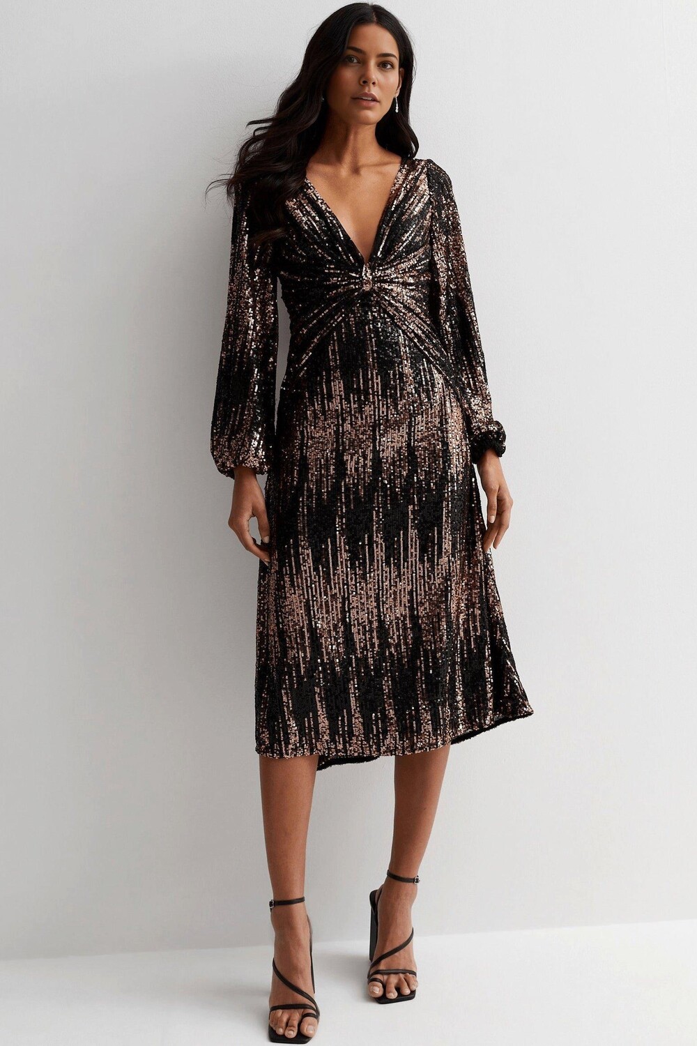 Платье с V-образным вырезом и пайетками Cutie London, черный
Платье с V-образным вырезом и пайетками Cutie London, черный