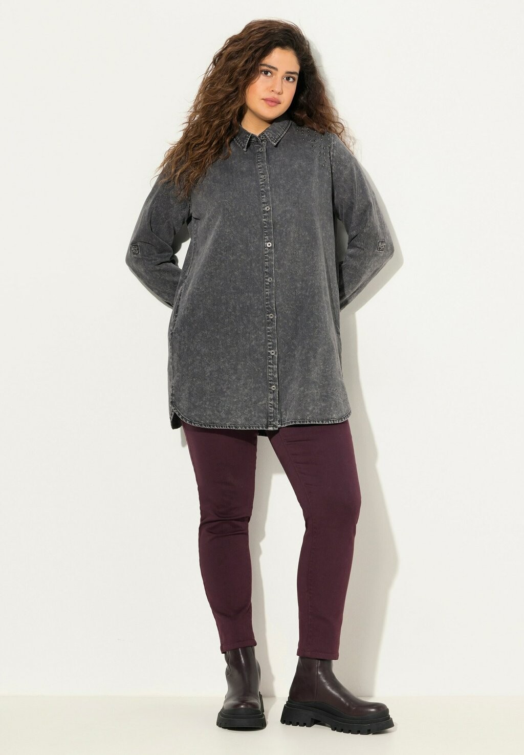 Блузка на пуговицах STUDDED Ulla Popken, темно-серый
Блузка на пуговицах STUDDED Ulla Popken, темно-серый