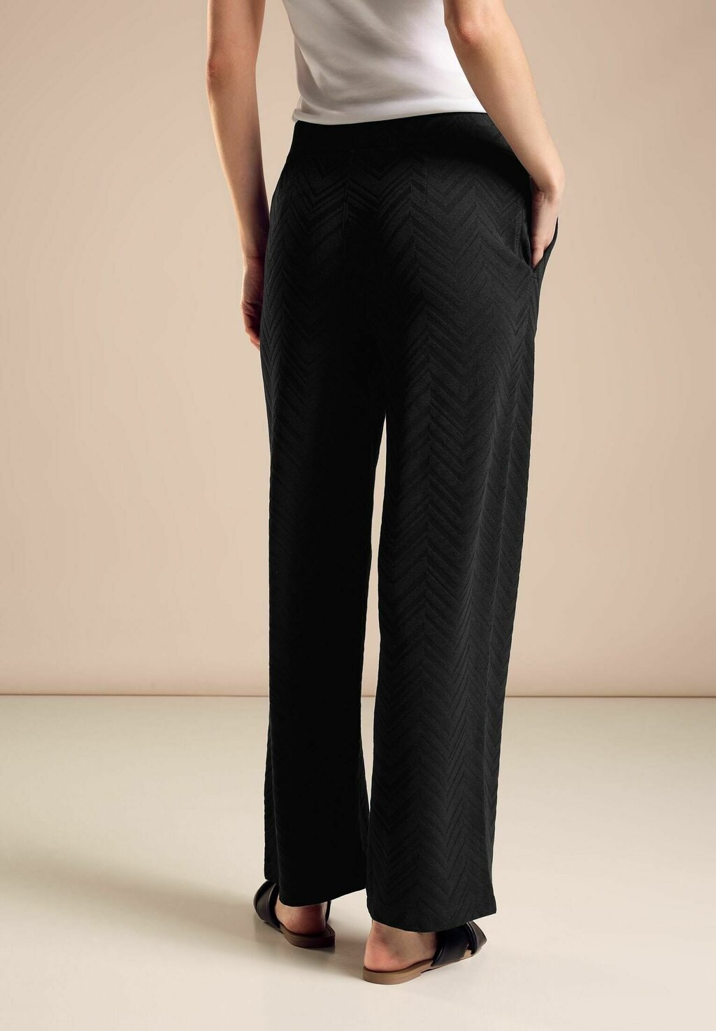 Брюки JACQUARD IM CASUAL FIT Street One, черный
Брюки JACQUARD IM CASUAL FIT Street One, черный