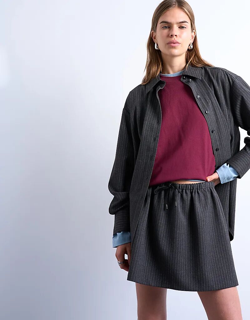 Юбка мини-микро Topshop с низкой посадкой и лифом в тонкую полоску цвета уголь
Юбка мини-микро Topshop с низкой посадкой и лифом в тонкую полоску цвета уголь