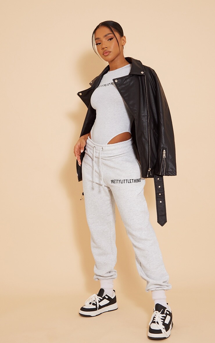 PrettyLittleThing Пепельно-серые джоггеры с логотипом и высокой талией 
PrettyLittleThing Пепельно-серые джоггеры с логотипом и высокой талией