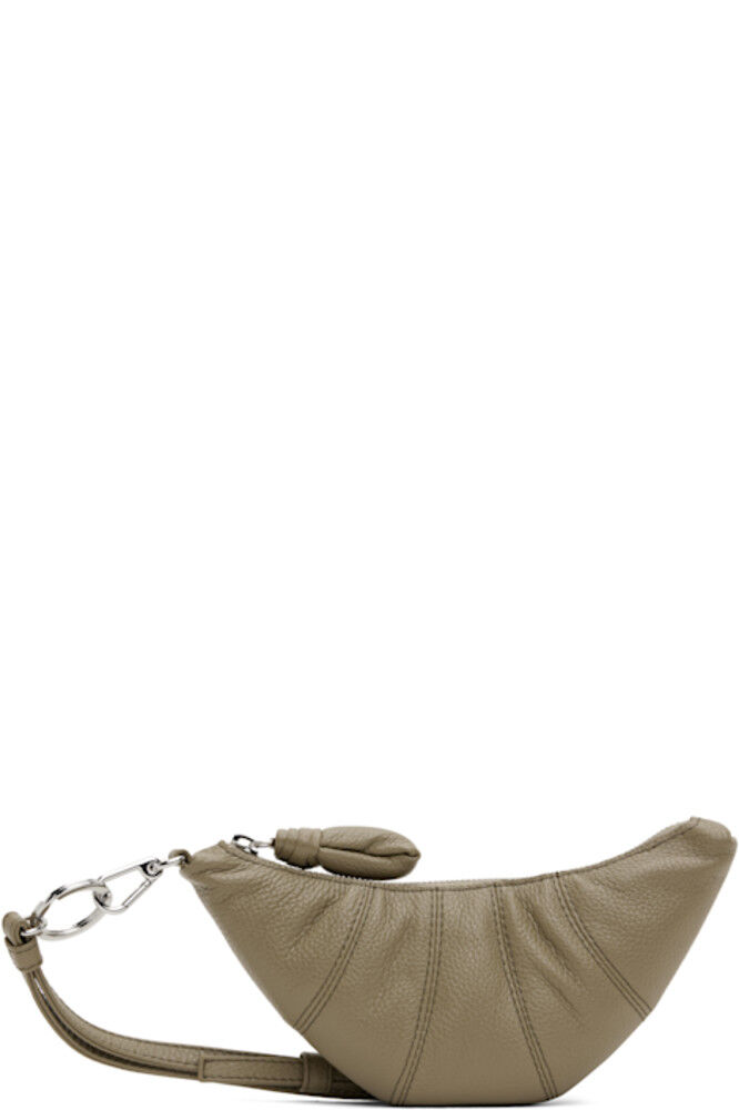 Кошелек для монет в виде круассана цвета хаки через плечо LEMAIRE
Кошелек для монет в виде круассана цвета хаки через плечо LEMAIRE