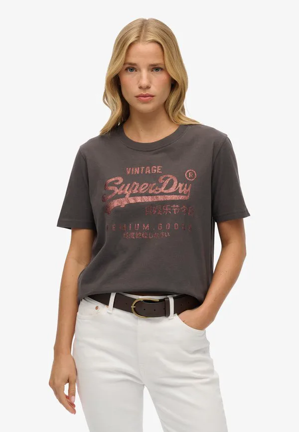 Футболка с винтажным логотипом и свободным принтом. Superdry & Co, Bison Black, Черный, Футболка с винтажным логотипом и свободным принтом. Superdry & Co, Bison Black
Футболка с винтажным логотипом и свободным принтом. Superdry & Co, Bison Black, Черный, Футболка с винтажным логотипом и свободным принтом. Superdry & Co, Bison Black