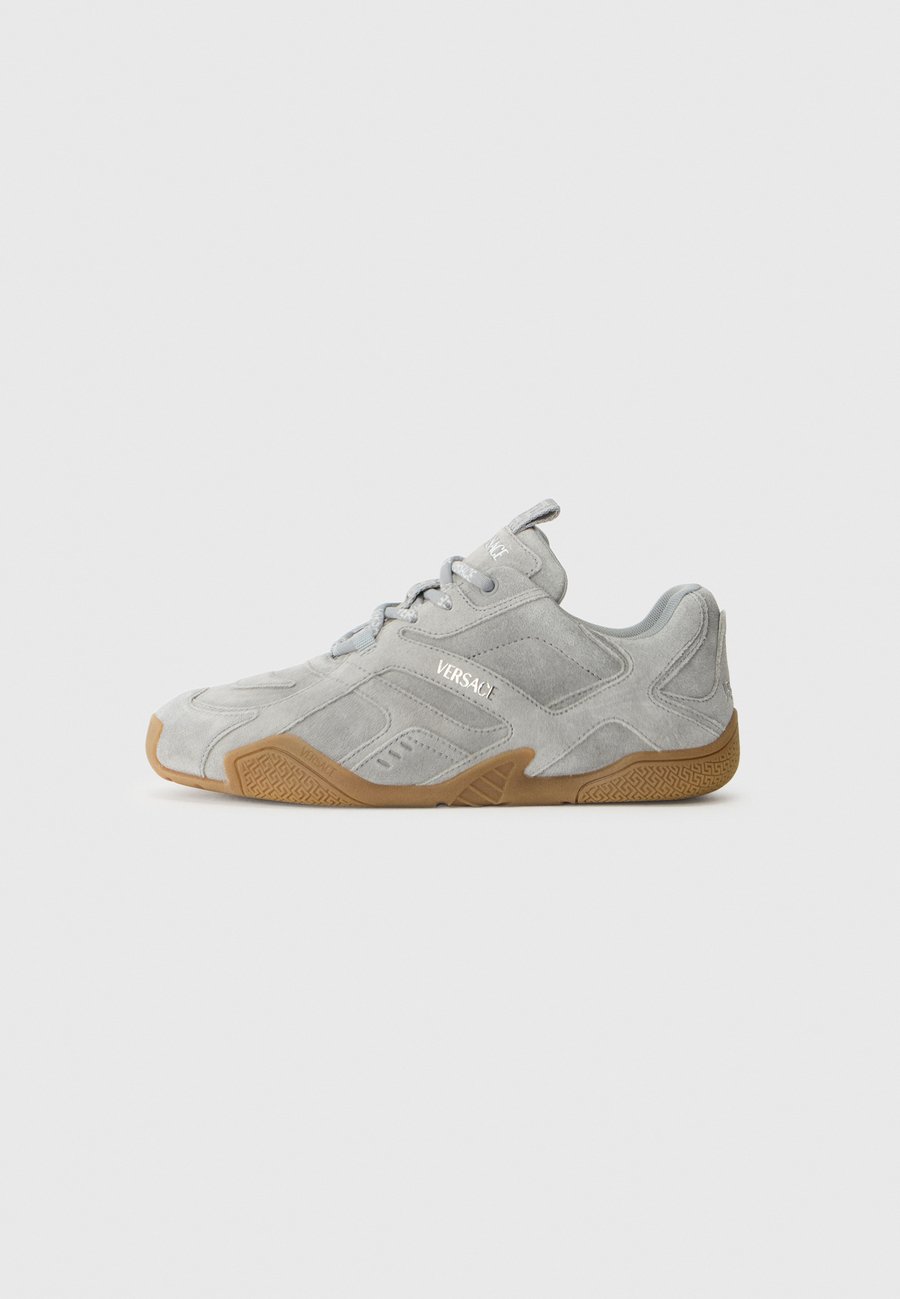 Кроссовки Versace Trainers, Grey/White/Grey
Кроссовки Versace Trainers, Grey/White/Grey