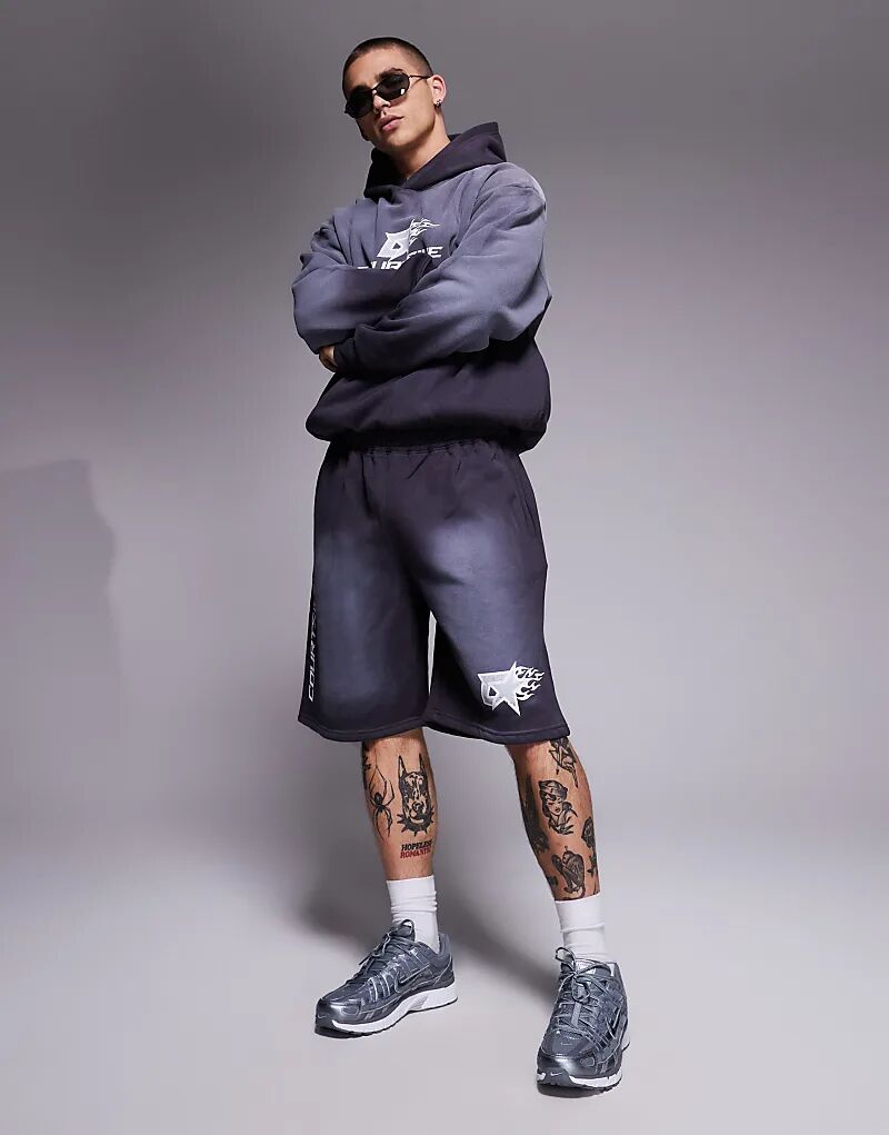 Свободные шорты с логотипом Courtside, выбеленные, серого цвета — часть комплекта
Свободные шорты с логотипом Courtside, выбеленные, серого цвета — часть комплекта