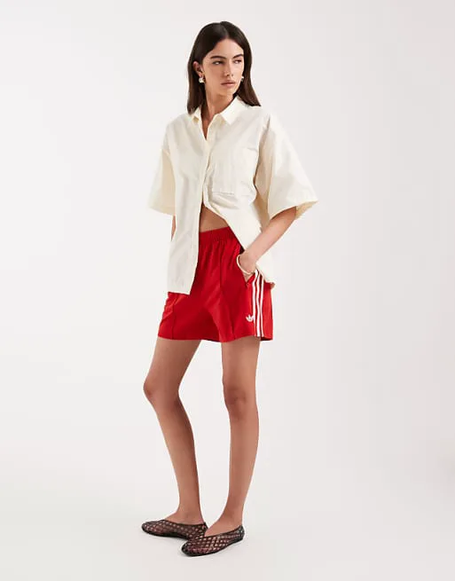 Красные шорты adidas Originals Firebird
Красные шорты adidas Originals Firebird