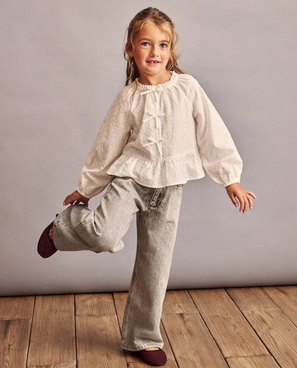 Блузка с длинным рукавом, объемными рукавами, бантиками и вышивкой для девочки Coconut El Corte Inglés, экрю
Блузка с длинным рукавом, объемными рукавами, бантиками и вышивкой для девочки Coconut El Corte Inglés, экрю