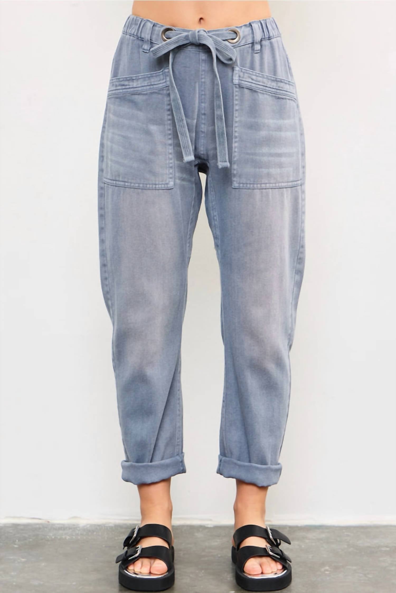 Джинсовые брюки с завязками спереди в серо-голубом цвете Mustard Seed
Джинсовые брюки с завязками спереди в серо-голубом цвете Mustard Seed