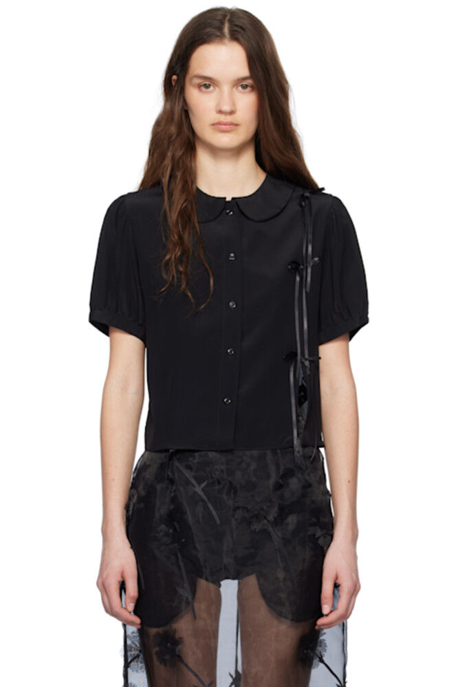 Черная укороченная рубашка с разрезом-бантом и рукавами-фонариками Simone Rocha
Черная укороченная рубашка с разрезом-бантом и рукавами-фонариками Simone Rocha