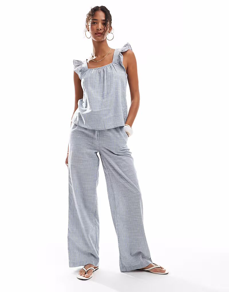 Комбинируемые хлопковые брюки с широкими штанинами и завязкой на талии в синюю полоску Pieces
Комбинируемые хлопковые брюки с широкими штанинами и завязкой на талии в синюю полоску Pieces