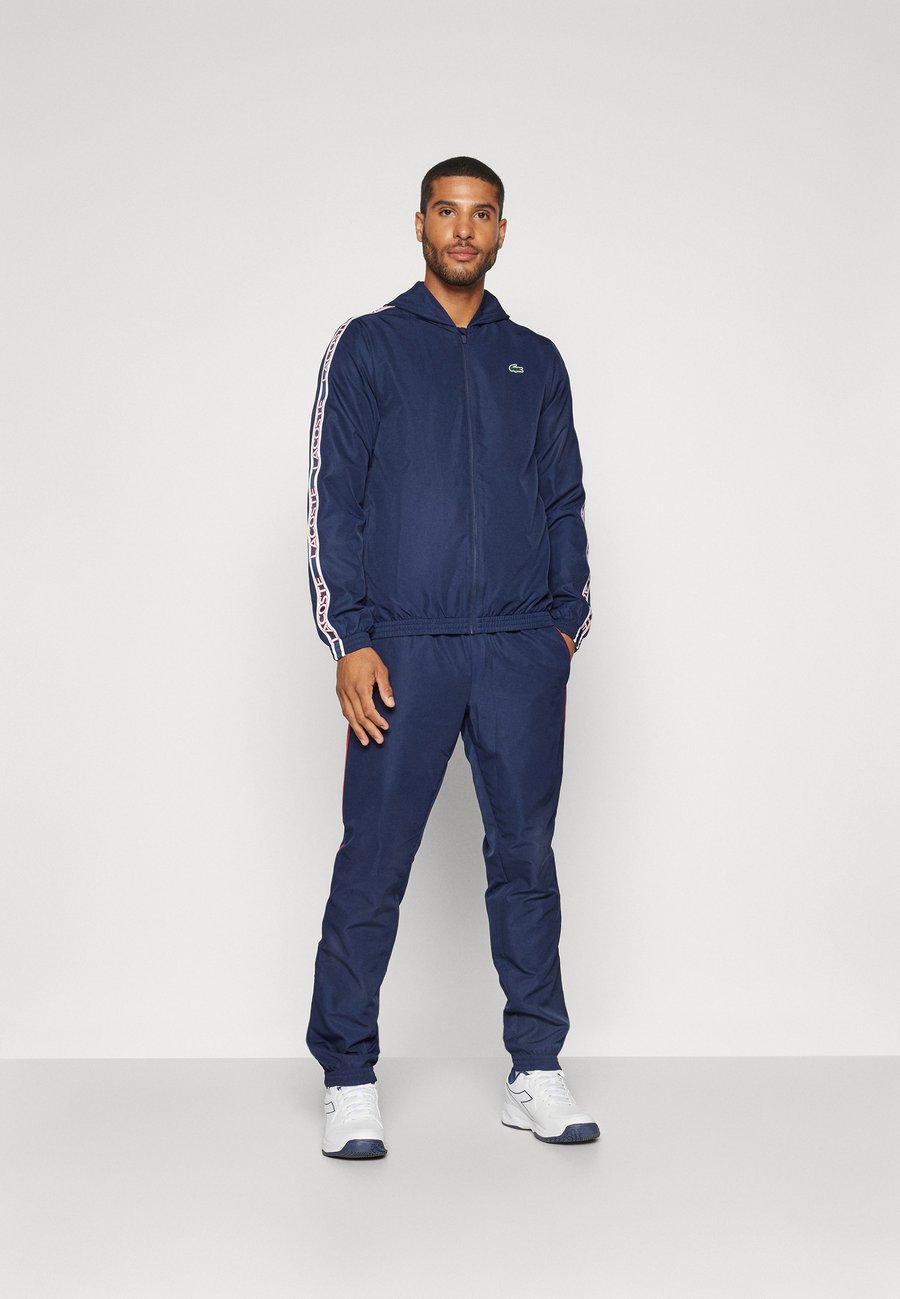 Спортивный костюм Lacoste Sport TENNIS TRACKSUIT HOODED, Navy Blue/Grenadine/Dark Blue
Спортивный костюм Lacoste Sport TENNIS TRACKSUIT HOODED, Navy Blue/Grenadine/Dark Blue
