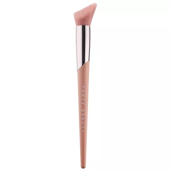 Кисть для хайлайтера, облегающая щеки, 120 Fenty Beauty By Rihanna
Кисть для хайлайтера, облегающая щеки, 120 Fenty Beauty By Rihanna