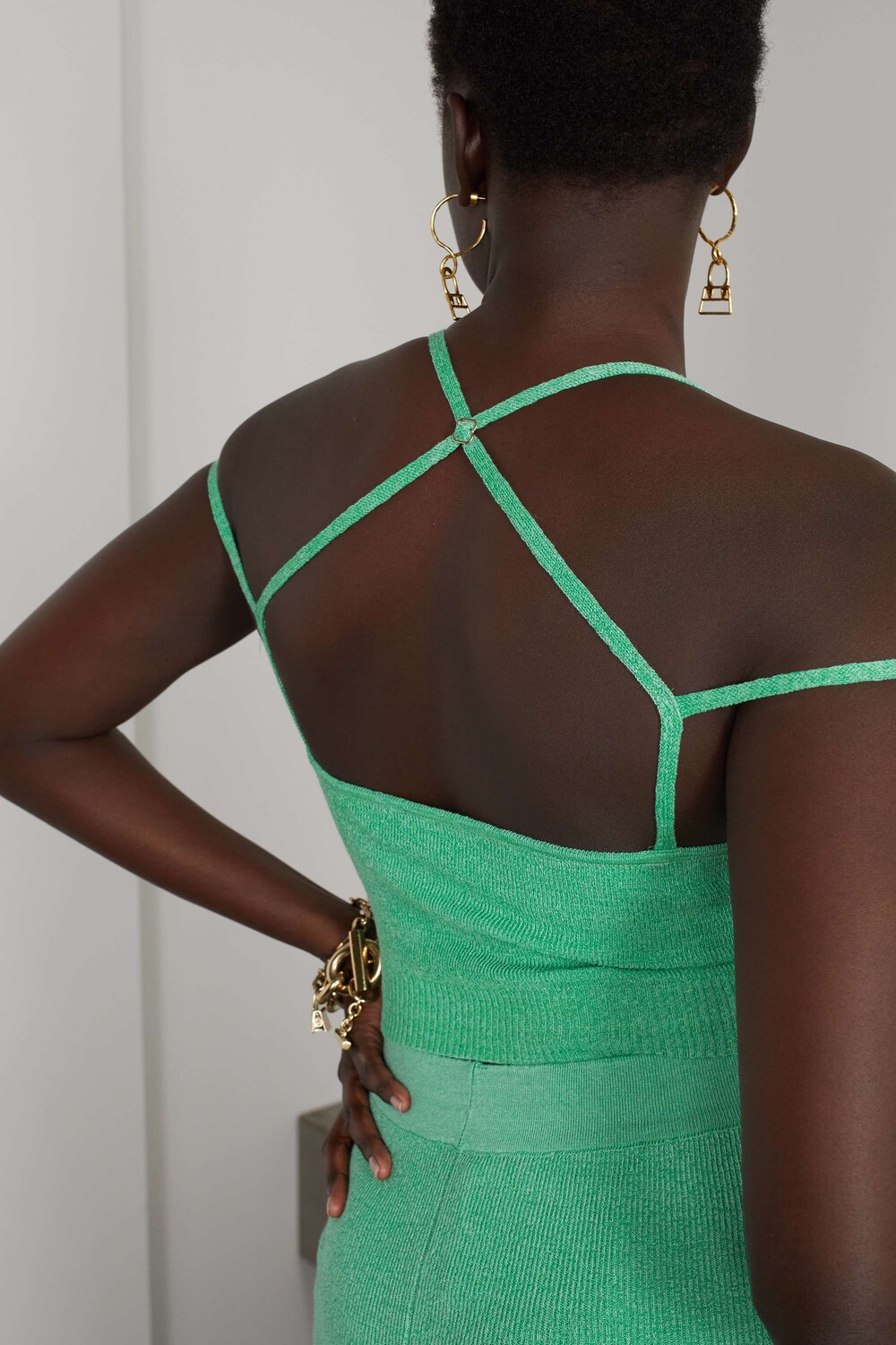 JACQUEMUS Укороченный льняной топ с открытыми плечами, зеленый
JACQUEMUS Укороченный льняной топ с открытыми плечами, зеленый