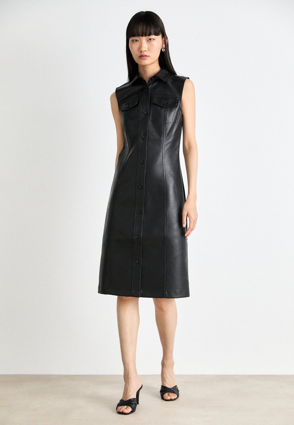 Платье-рубашка Dress Calvin Klein, черное
Платье-рубашка Dress Calvin Klein, черное