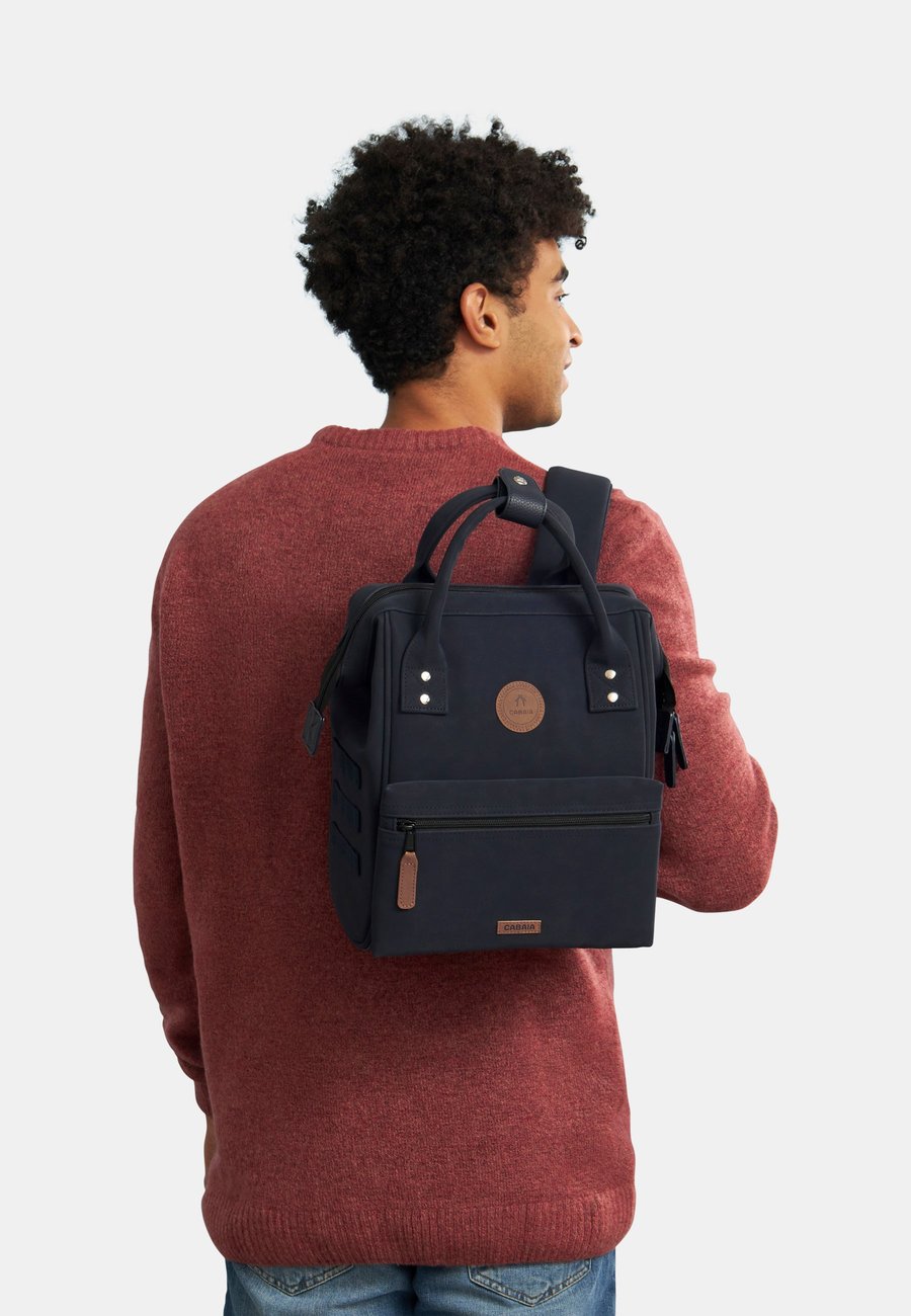 Рюкзак Cabaia ADVENTURER MINI, Zurich Navy/Dark Blue
Рюкзак Cabaia ADVENTURER MINI, Zurich Navy/Dark Blue