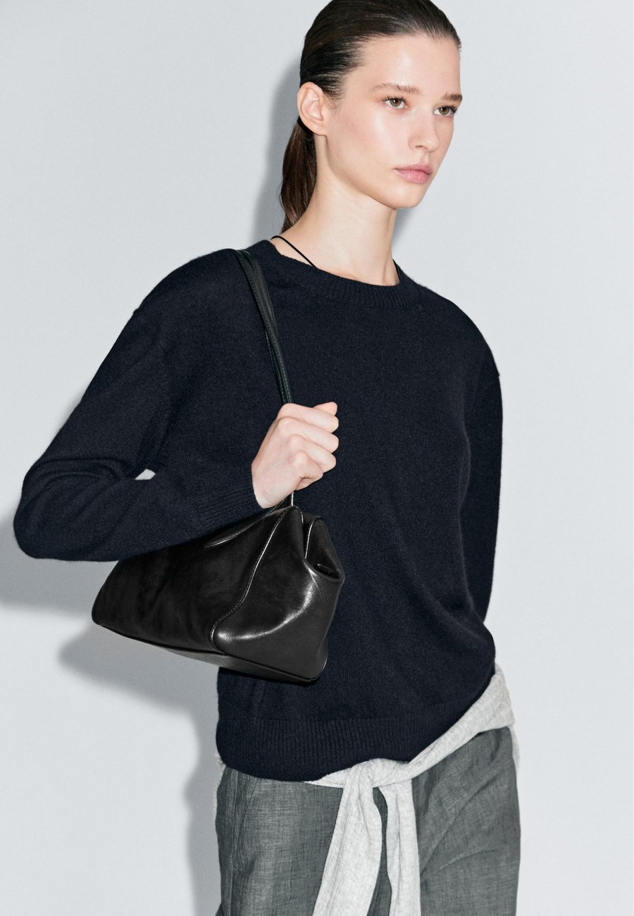 Джемпер Massimo Dutti CREW NECK CASHMERE WITH LONG SLEEVES, Dark-Blue Denim
Джемпер Massimo Dutti CREW NECK CASHMERE WITH LONG SLEEVES, Dark-Blue Denim