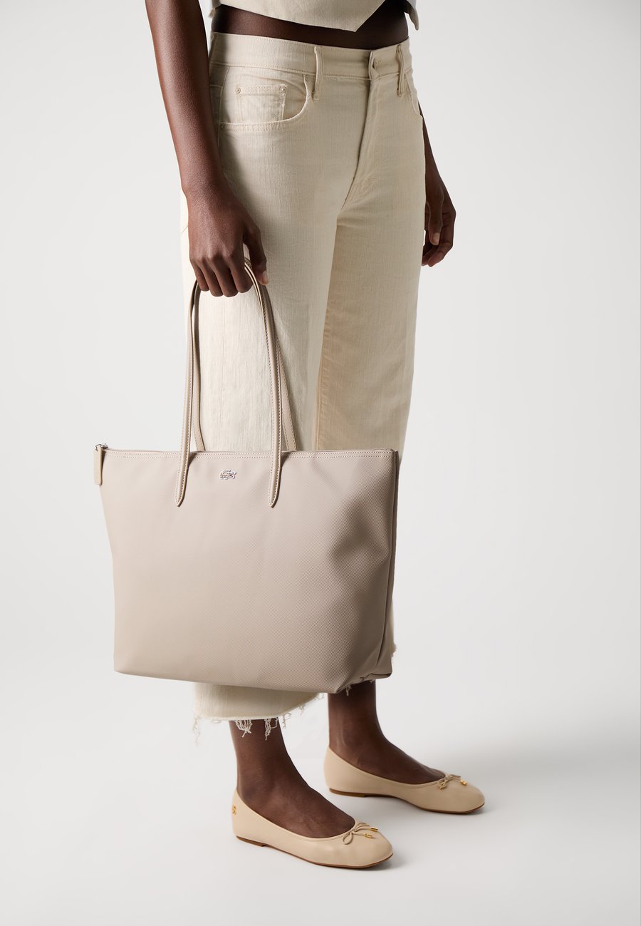 Сумка-шоппер Lacoste Tote bag, Simply Taupe/Black
Сумка-шоппер Lacoste Tote bag, Simply Taupe/Black