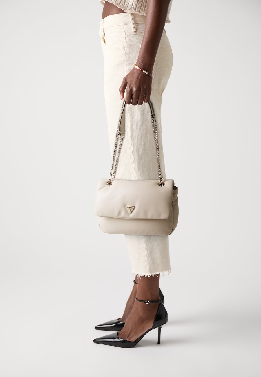 Сумка кросс-боди Guess SUNETRA CONVERTIBLE XBODY FLAP, Bone/Off-White
Сумка кросс-боди Guess SUNETRA CONVERTIBLE XBODY FLAP, Bone/Off-White
