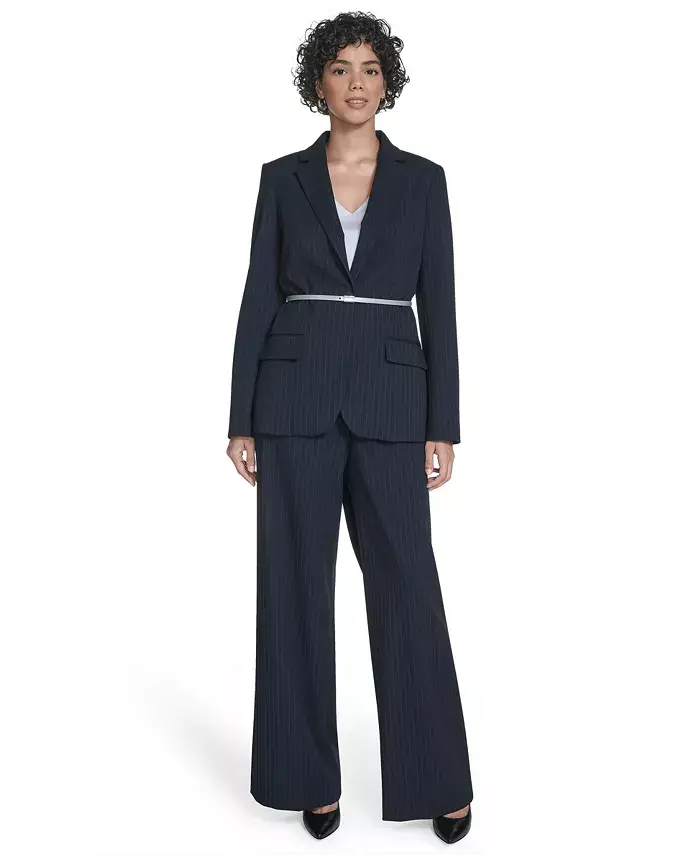 Женский пиджак в тонкую полоску с поясом на одной пуговице и широкие брюки с высокой талией Calvin Klein, мультиколор
Женский пиджак в тонкую полоску с поясом на одной пуговице и широкие брюки с высокой талией Calvin Klein, мультиколор