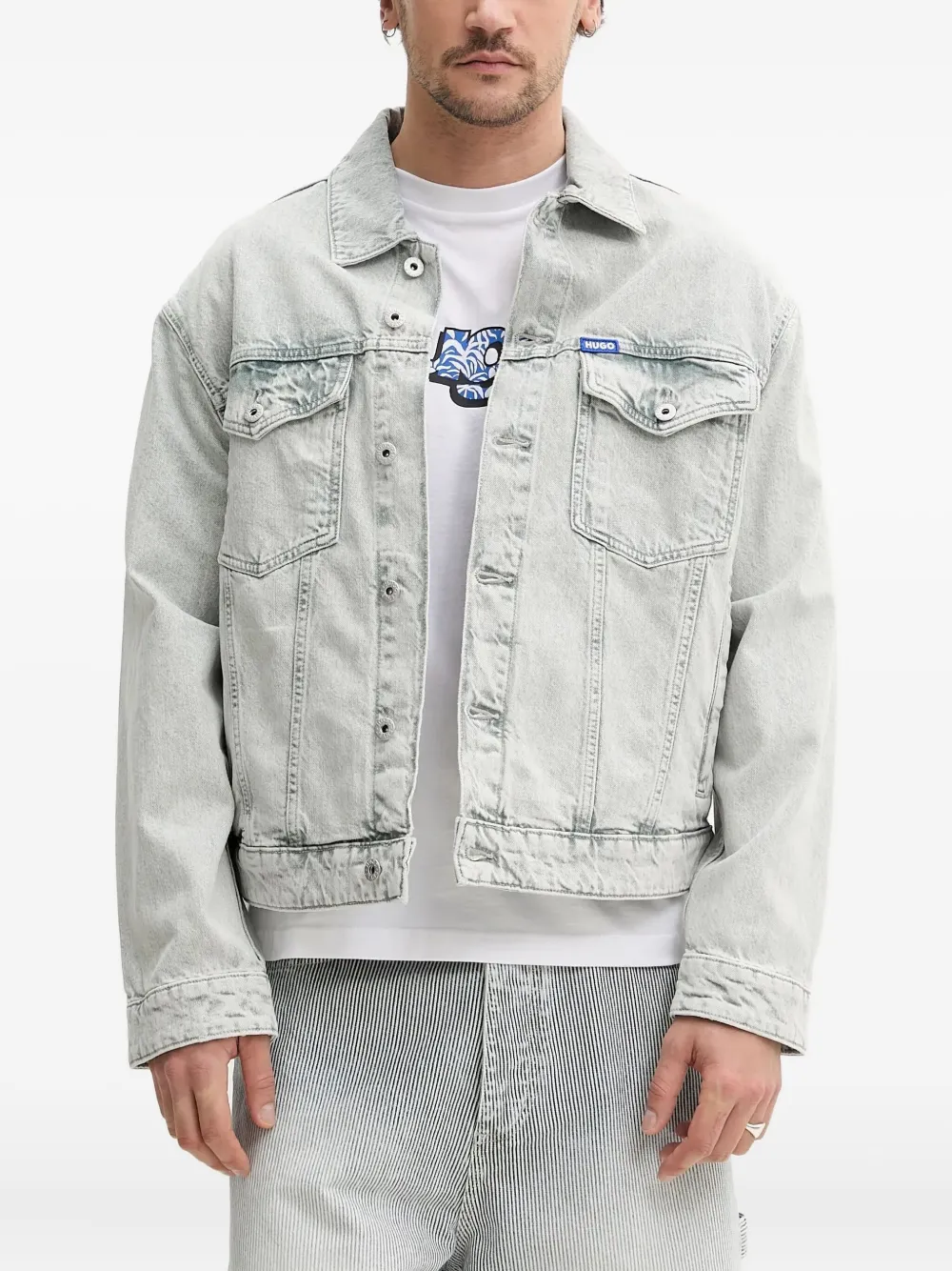 Джинсовая куртка с нашивкой-логотипом HUGO, серый
Джинсовая куртка с нашивкой-логотипом HUGO, серый