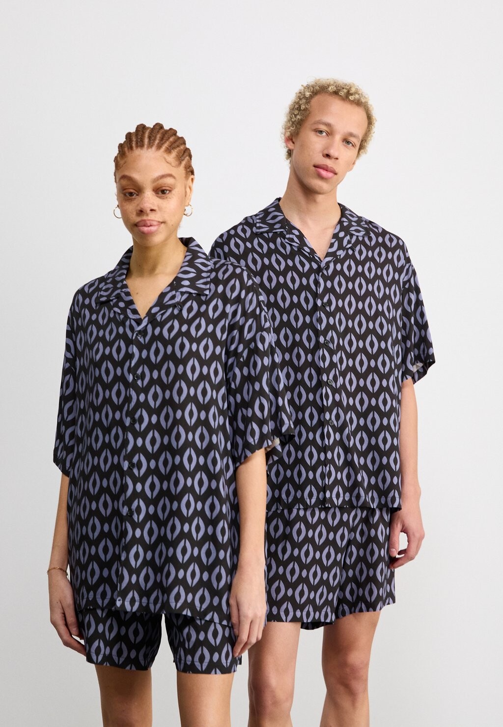 Блузка на пуговицах Geometry Unisex On Vacation, черная
Блузка на пуговицах Geometry Unisex On Vacation, черная