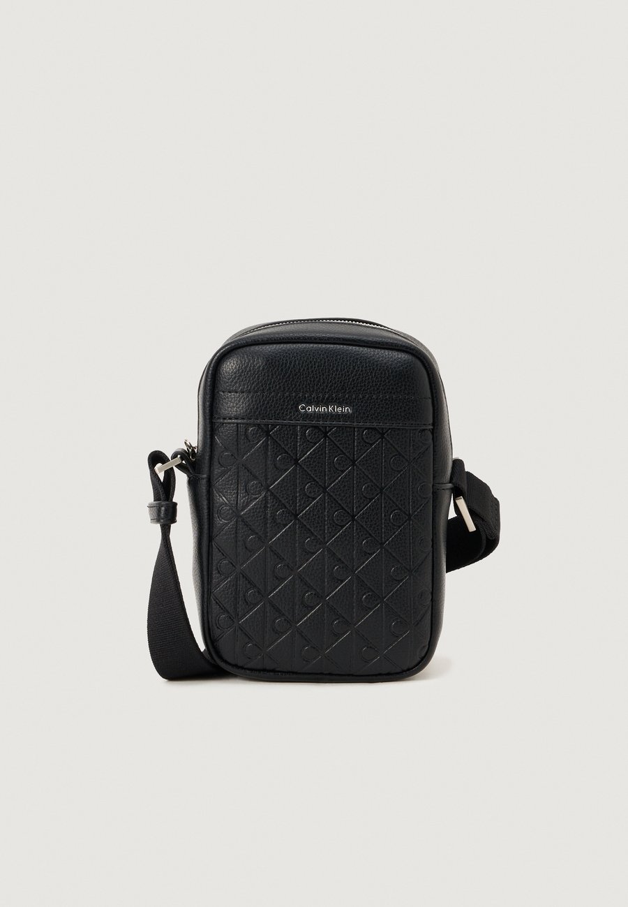 Сумка кросс-боди Calvin Klein EMBLEM EMBOSS SLIM REPORTER, Black
Сумка кросс-боди Calvin Klein EMBLEM EMBOSS SLIM REPORTER, Black