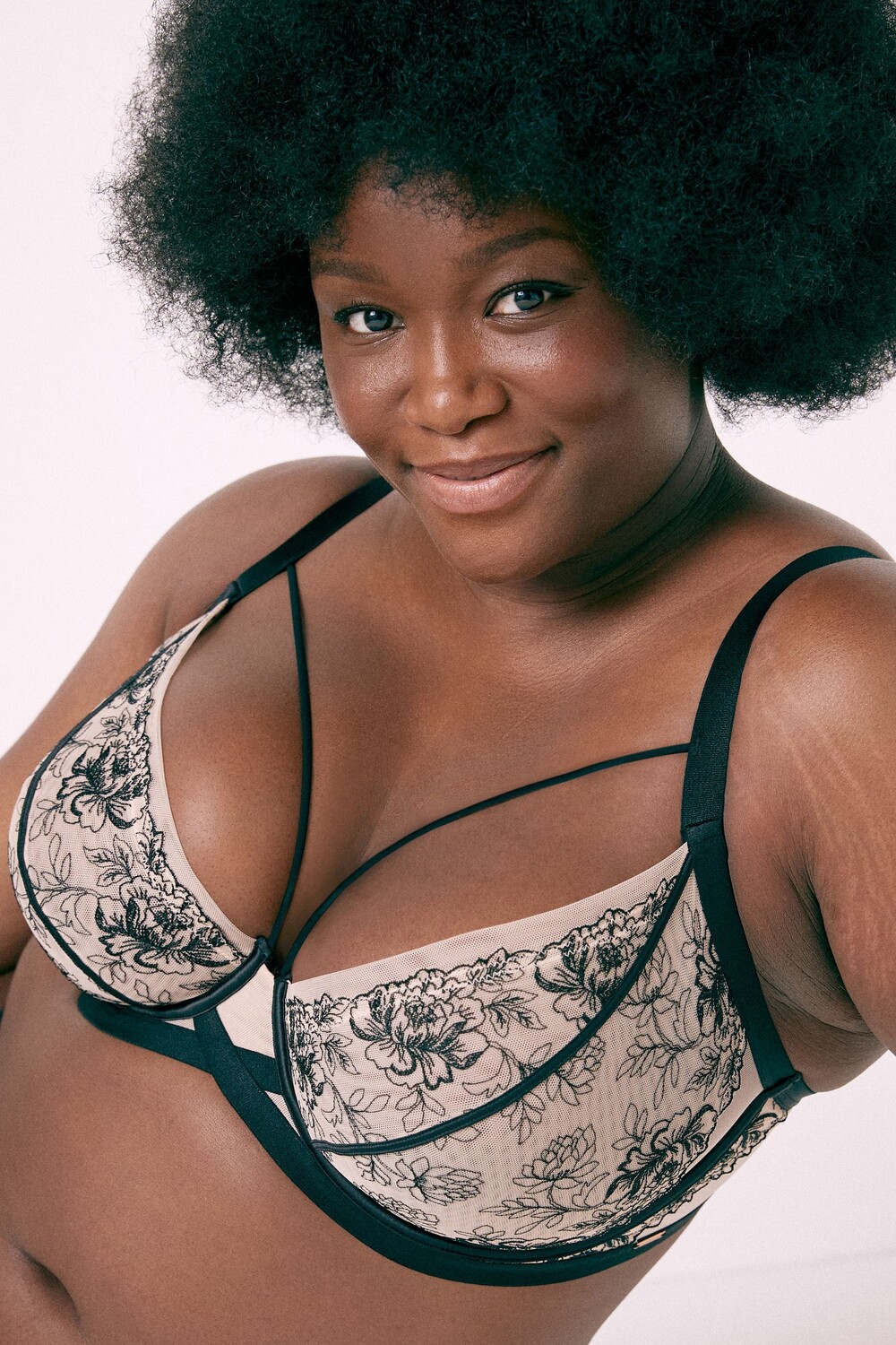 Бюстгальтер без подкладок с вышивкой глубоким вырезом и косточками dd+ Next, черный
Бюстгальтер без подкладок с вышивкой глубоким вырезом и косточками dd+ Next, черный