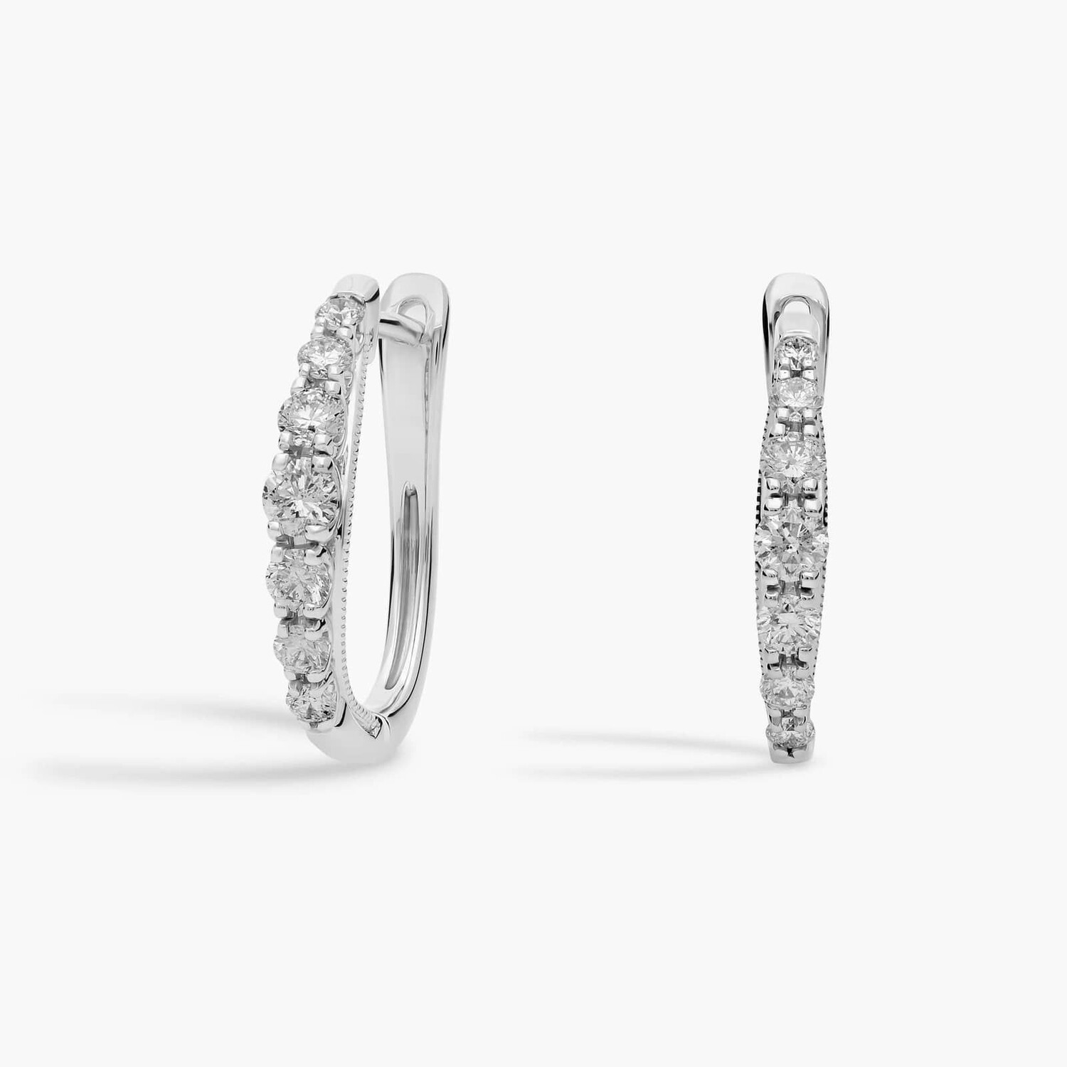 Серьги-кольца Milgrain с градуированными бриллиантами из 14-каратного белого золота (1/2 карата) Blue Nile
Серьги-кольца Milgrain с градуированными бриллиантами из 14-каратного белого золота (1/2 карата) Blue Nile