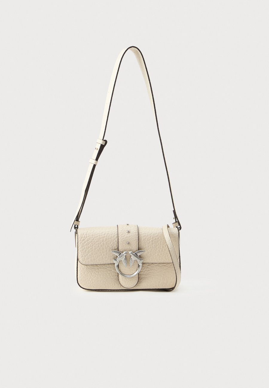 Сумка кросс-боди Pinko LOVE ONE MINI SLOUCHY, Bianco Seta/Matt Silver-Coloured/Off-White
Сумка кросс-боди Pinko LOVE ONE MINI SLOUCHY, Bianco Seta/Matt Silver-Coloured/Off-White