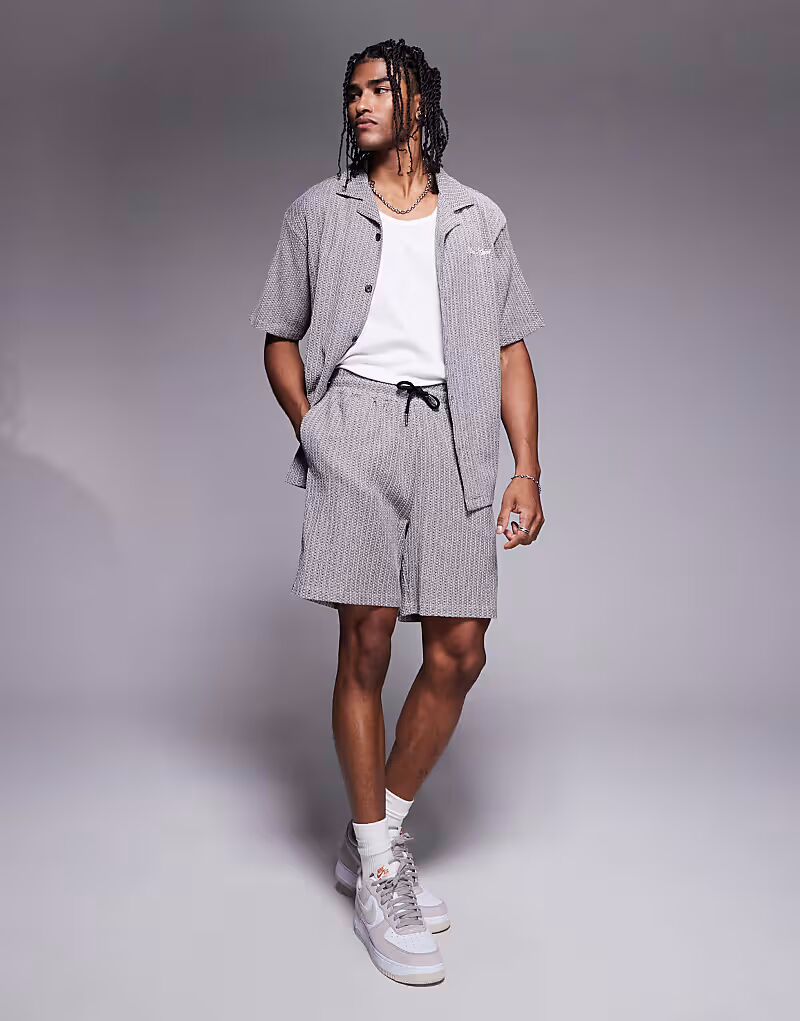 Шорты из плиссированных шорт с серым узором River Island
Шорты из плиссированных шорт с серым узором River Island