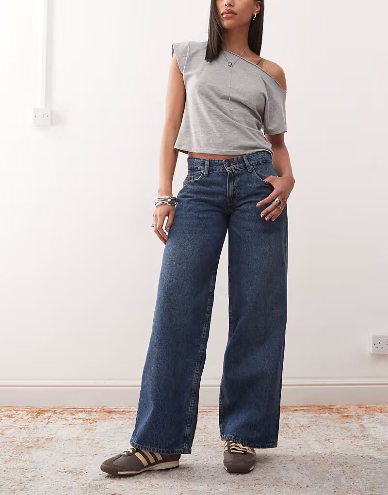 Джинсы Motel очень широкие с низкой посадкой, средне-синего цвета, с эффектом потертости
Джинсы Motel очень широкие с низкой посадкой, средне-синего цвета, с эффектом потертости