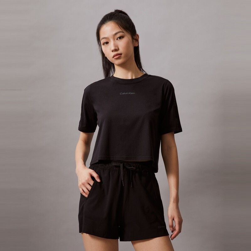 Футболка короткая женская Calvin Klein Sports с принтом и лентой, черный
Футболка короткая женская Calvin Klein Sports с принтом и лентой, черный