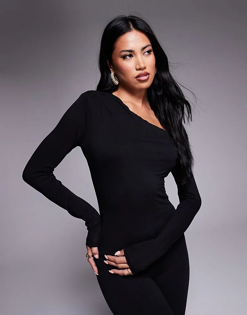 Топ с открытыми плечами AFRM черного цвета
Топ с открытыми плечами AFRM черного цвета